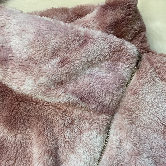 NWOT Soft fuzzy pullover in size S - Picture 2 of 7